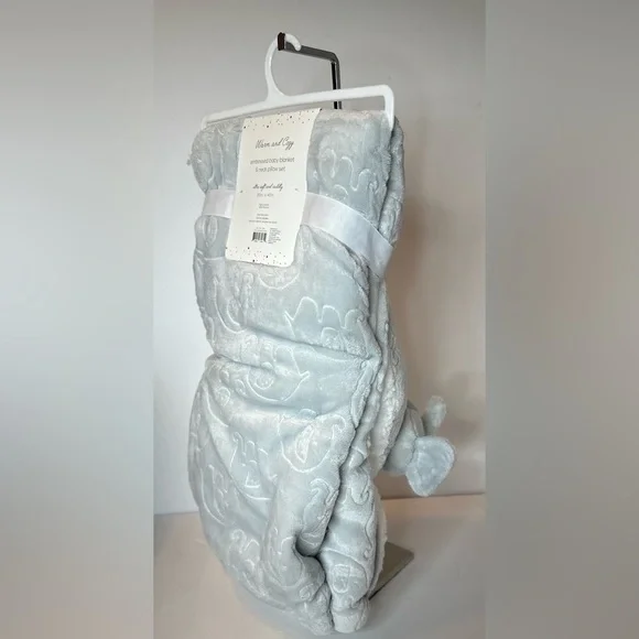 New Warm And Cozy Embossed Baby Blanket Elep Neck Pillow Set 30x40 White Fleece - Picture 8 of 8